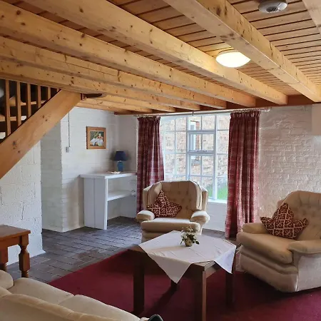 Newly Refurbished Self-catering Sleeping 6 度假居