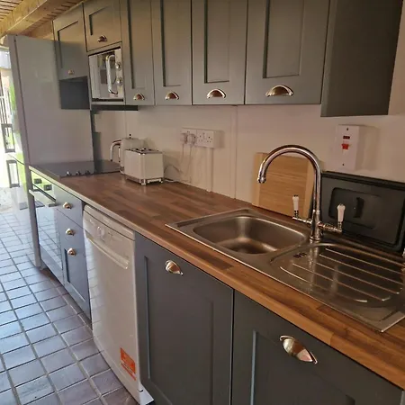 Newly Refurbished Self-catering Sleeping 6 度假居 *
