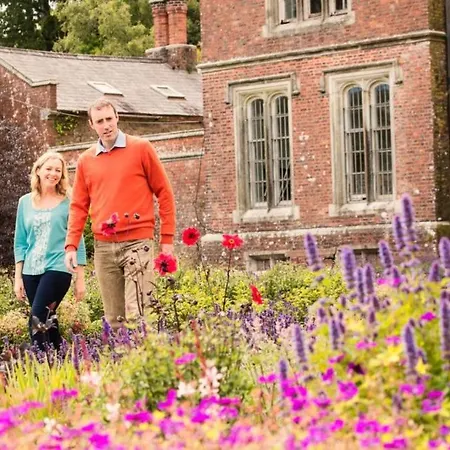 Wells House & Gardens Self Catering Sleeps 8 The Forge