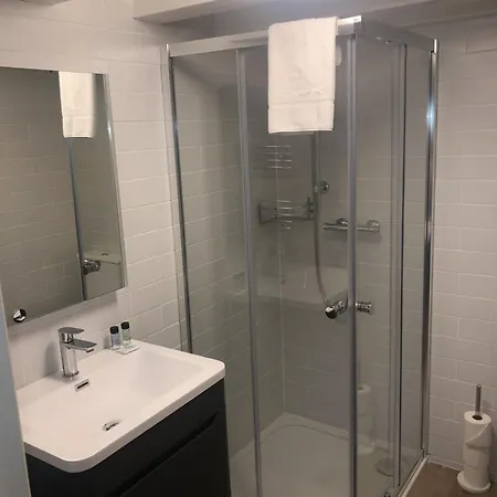 بيت للعطل Wells House & Gardens Self Catering Sleeps 8 The Forge