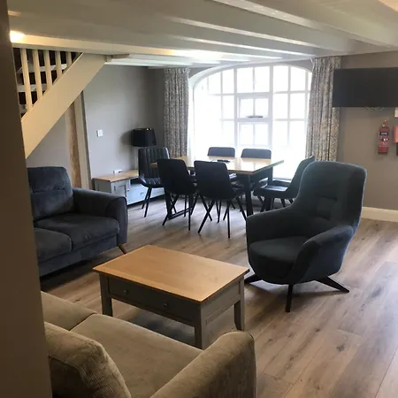 Wells House & Gardens Self Catering Sleeps 8 The Forge بيت للعطل Glenranny