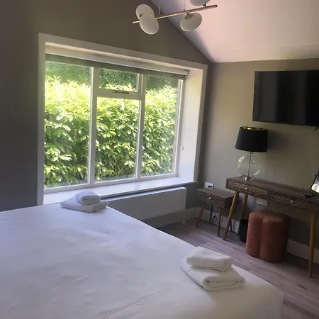 Wells House & Gardens Self Catering Sleeps 8 The Forge *