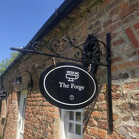 Wells House & Gardens Self Catering Sleeps 8 The Forge بيت للعطل